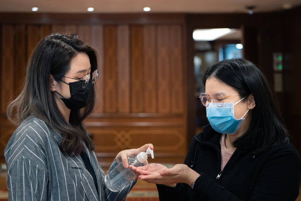 Asijské ženy nosí masku a alkohol antibakteriální ruční gel respirační ochranná maska proti epidemické chřipce covid19 nebo korona virus se strachem emoce v pojetí nemoci, ohnisko, zdravotní péče v životě - Fotografie, Obrázek