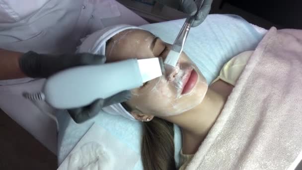 Des égratignures par ultrasons. Belle femme recevant échographie cavitation visage peeling et nettoyage. Cosmétologie et soins du visage. soin du visage, nettoyage du visage
 - Séquence, vidéo
