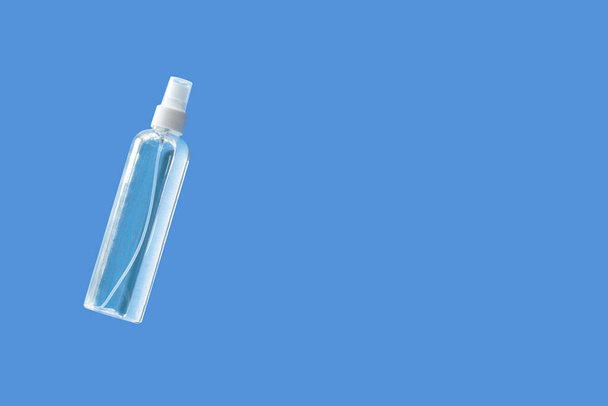 Händedesinfektionsmittel in der transparenten Sprühflasche - Foto, Bild