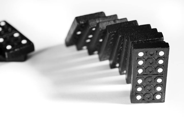 Černé Domino bloky padající, izolované na bílém pozadí - Fotografie, Obrázek
