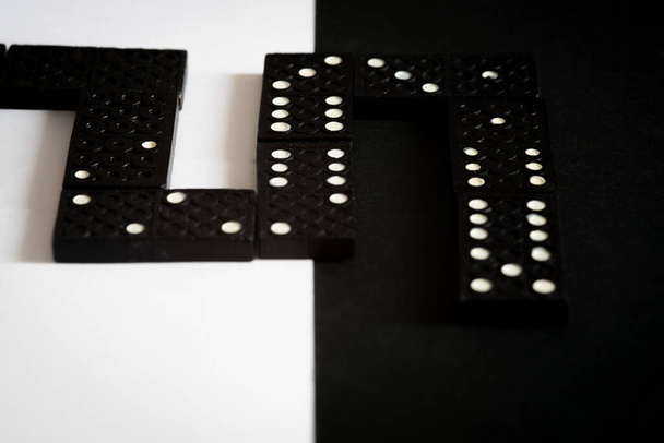Mysl hra s Black Domino bloky na bílém pozadí a černém pozadí - Fotografie, Obrázek