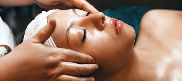 Travailleur spa caucasien finissant une séance de massage facial au spa avec une belle femme
 - Photo, image