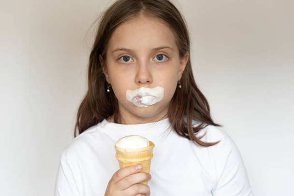 スタジオでアイスクリームを食べる少女 - 写真・画像