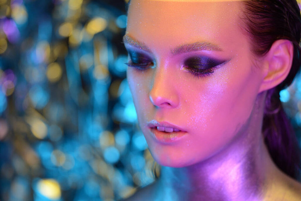 Modelmama im Neonlicht, Porträt eines schönen Models mit fluoreszierendem Make-up, Kunstdesign von Discotänzerinnen, die in UV posieren, buntes Make-up. Vereinzelt auf schwarzem Hintergrund - Foto, Bild