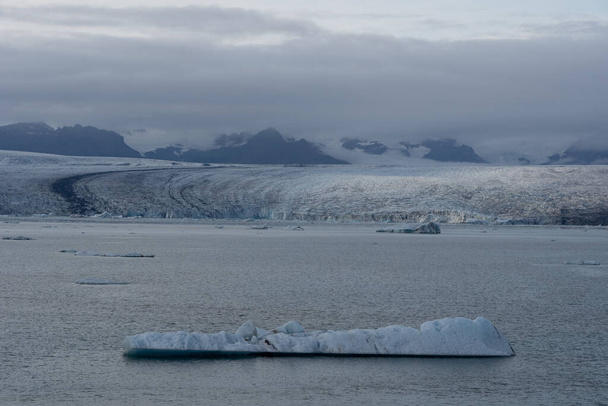 Eisberge treiben auf der Gletscherlagune in Island im Oktober 2019 - Foto, Bild