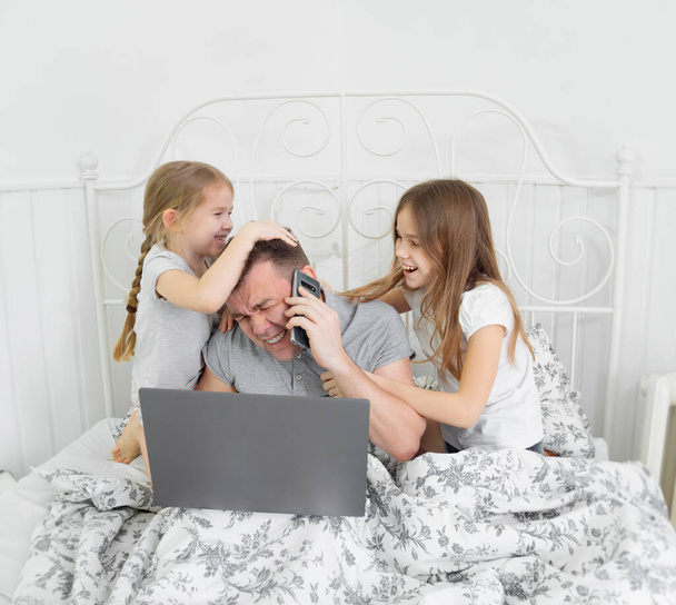 children interfere dad freelancer work isolation - Фото, изображение