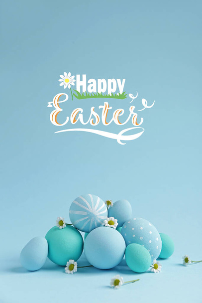 花とテキスト付きの美しい卵｜Happy EASTER on color background - 写真・画像