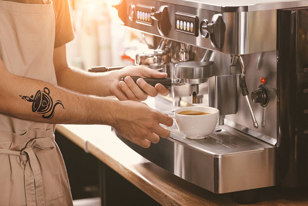 Τατουάζ barista προετοιμασία φρέσκο αρωματικό καφέ στο καφέ - Φωτογραφία, εικόνα