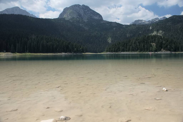 Чорне озеро в горах Дурмітор біля Забяк. Прекрасне місце в Чорногорії. - Фото, зображення