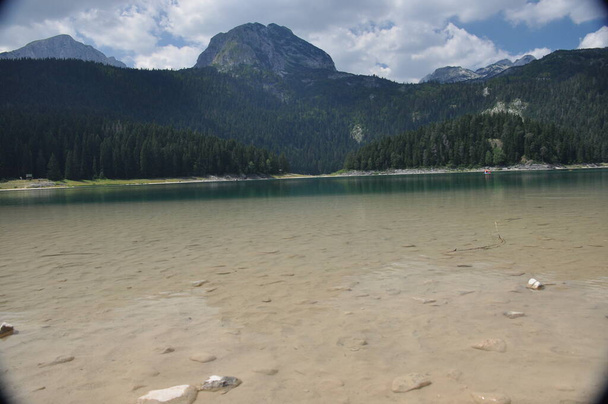 Černé jezero v pohoří Durmitor nedaleko Zabljaku. Krásné místo v Černé Hoře - Fotografie, Obrázek