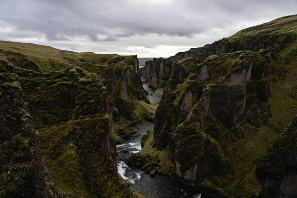 Καταρράκτης στο Fjadrargljfur βαθύ και περιέλιξης φαράγγι του ποταμού δημοφιλής προορισμός στην Ισλανδία Οκτώβριος 2019 - Φωτογραφία, εικόνα