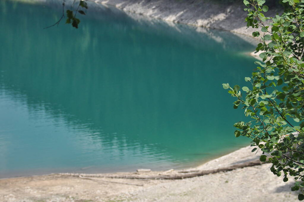 ザブルジャク近くのデュルムトル山脈の黒い湖。モンテネグロの美しい場所 - 写真・画像