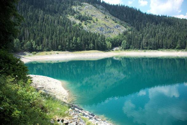 Чорне озеро в горах Дурмітор біля Забяк. Прекрасне місце в Чорногорії. - Фото, зображення