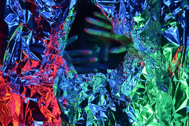 Femme mannequin en lumière néon, portrait de belle fille mannequin avec maquillage fluorescent, Design d'art de danseuse disco posant en UV, maquillage coloré. Isolé sur fond noir
 - Photo, image