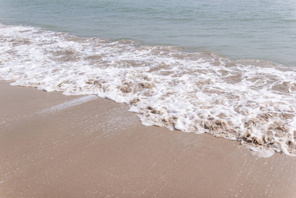 мягкая посуда на песке на пляже, место для копирования текста
 - Фото, изображение