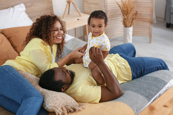 Heureux parents afro-américains avec bébé mignon à la maison
 - Photo, image