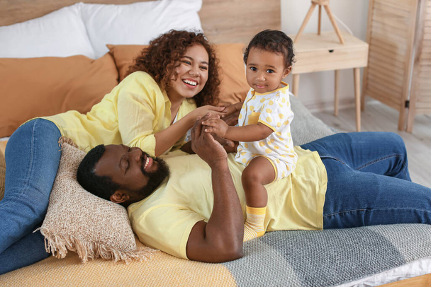 pais afro-americanos felizes com bebê bonito em casa
 - Foto, Imagem