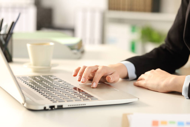 Großaufnahme der Hand einer Managerin mit einem Laptop-Touchpad auf einem Schreibtisch im Büro - Foto, Bild