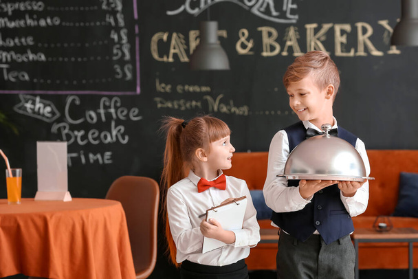 Lindos camareros en el restaurante
 - Foto, Imagen