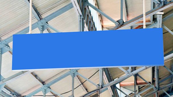 Vodorovný posměch nahoru Modrý prázdný nápis na vlaku statio - Fotografie, Obrázek