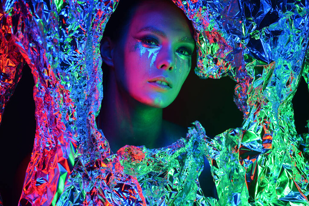 Портрет красивої дівчини-інопланетянки. Ультрафіолетове мистецтво тіла блакитне нічне небо з зірками та рожевими медузами
 - Фото, зображення