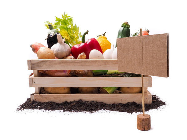 木の素朴な箱や段ボール正方形のタグと表土の有機野菜。価格タグ、ギフトタグ、販売タグ、ラベルは白の背景に隔離 - 写真・画像