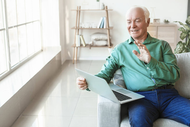 Elderly man with laptop at home - Фото, зображення