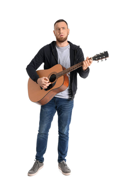 Cantante masculino con guitarra sobre fondo blanco
 - Foto, imagen