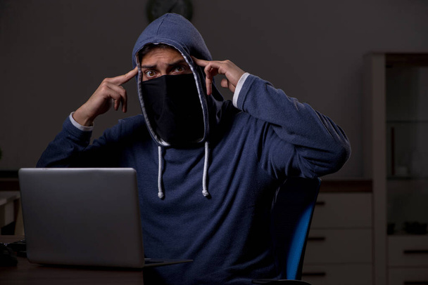 Männliche Hacker hacken SicherheitsFirewall spät im Amt - Foto, Bild