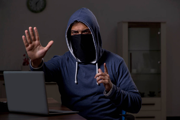mężczyzna haker hacking ochrona firewall późno w biuro - Zdjęcie, obraz
