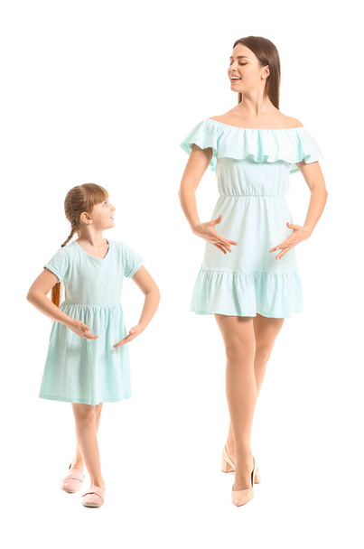 幸せな母親と彼女の小さな娘ダンスに白い背景 - 写真・画像