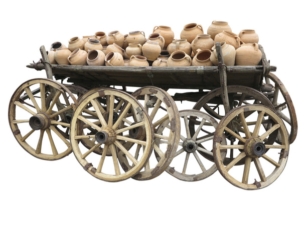 Carro de madera viejo lleno de cerámica de arcilla y ruedas aisladas sobre wh
 - Foto, Imagen