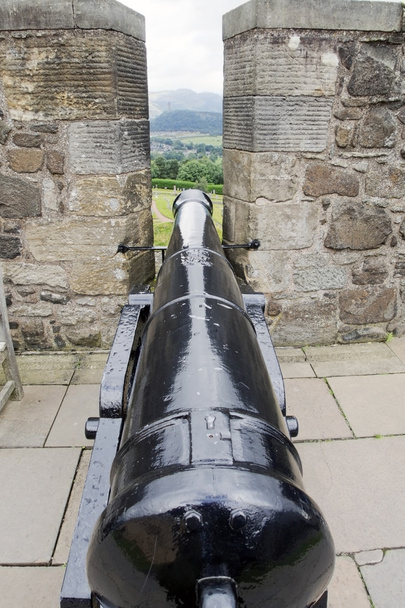 Kanone zwischen Zinnen der Burg - Foto, Bild
