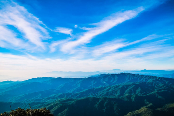 ορειβατικό τοπίο το πρωί με φόντο τον γαλάζιο ουρανό - Φωτογραφία, εικόνα