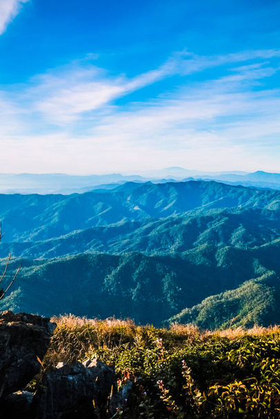 гірський пейзаж вранці з фоном блакитного неба
 - Фото, зображення