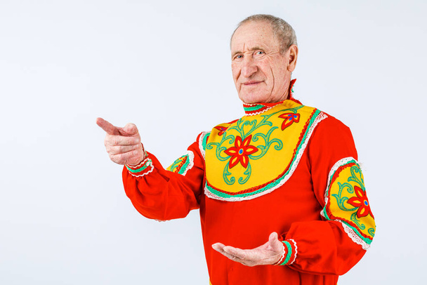 Пожилой человек в славянской одежде на белом фоне
. - Фото, изображение