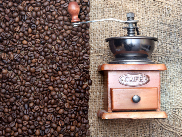 Molinillo de café en granos de café de cerca
 - Foto, imagen