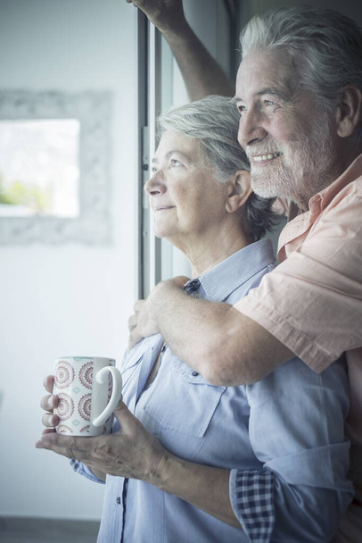 Schöne Senioren kaukasischen Paar zu Hause genießen Liebe und Beziehung - Konzept der Coronavirus Quarantäne Stayhome Lockdown Menschen - ältere und pensionierte Lebensstil verheiratet - Foto, Bild