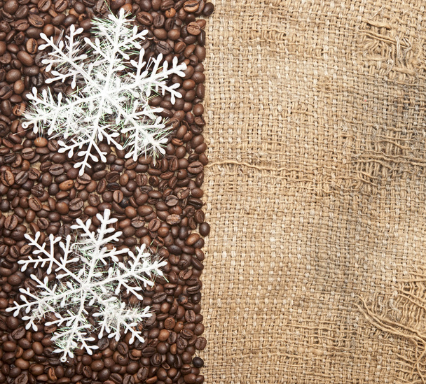 Copos de nieve en granos de café con espacio de copia para su texto
 - Foto, Imagen
