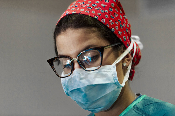 Enfermeira com máscara no hospital
 - Foto, Imagem