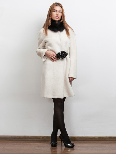 kobieta z Rude włosy sobie biały płaszcz jesień z czarnego futra - Zdjęcie, obraz