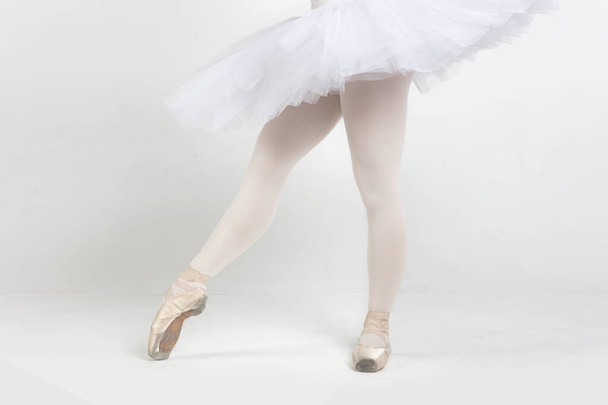 Молода балерина практикує балетні ходи в студії
 - Фото, зображення