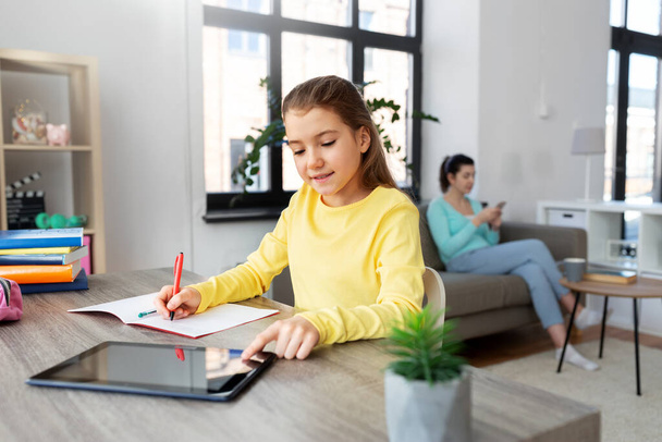 student girl with tablet pc learning at home - Foto, Bild