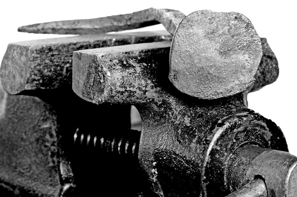 παλιά μέγγενη πάγκου με σκουριασμένο καρφί - Φωτογραφία, εικόνα
