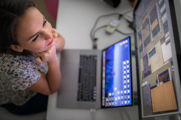 jalá mujer trabajando en un ordenador en una oficina en casa
 - Foto, Imagen
