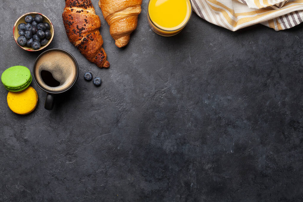 Café da manhã com café, suco de laranja e croissant. Vista superior na mesa de pedra. Flat lay com espaço de cópia
 - Foto, Imagem