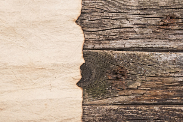 Vieux papier brûlé sur fond de bois bordé
 - Photo, image
