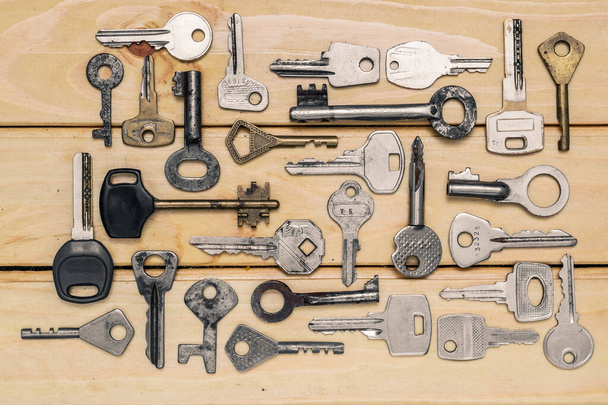 diverse vecchie chiavi casualmente vista dall'alto su un tavolo di legno
 - Foto, immagini