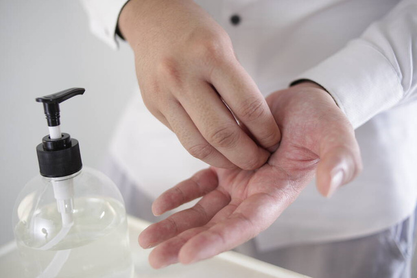 Мытье рук с помощью спиртовых дезинфицирующих средств или спиртового геля из бутылки насоса. Предотвращение и контроль инфекции коронного вируса Covid-19. Концепция гигиены и здравоохранения
  - Фото, изображение