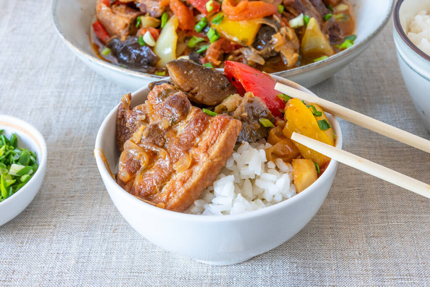 Kulho riisiä mausteisella sianlihalla ja vihanneksilla perinteinen aasialainen ruokalaji
 - Valokuva, kuva